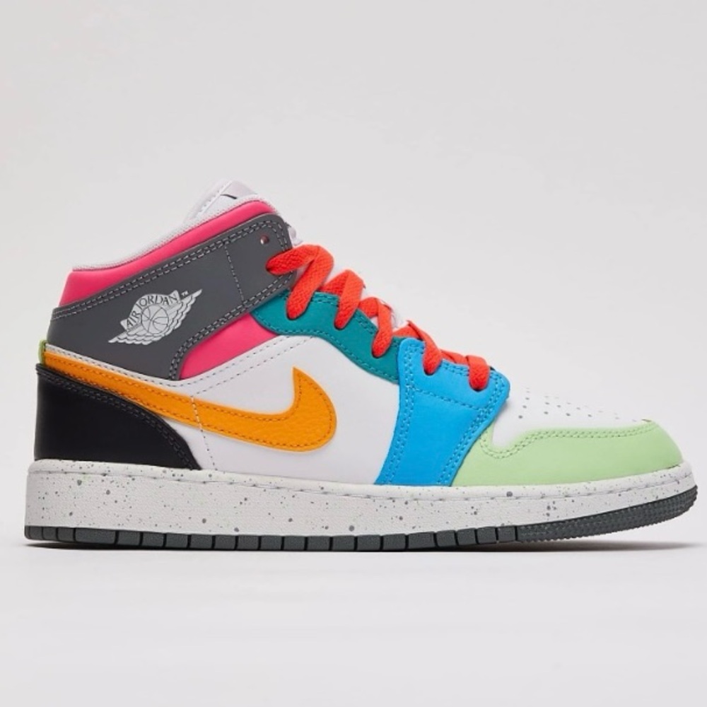 KIDS JORDAN AIR JORDAN 1 MID SE GRADE-SCHOOL 6.5y = women’s 8 
Worn once
